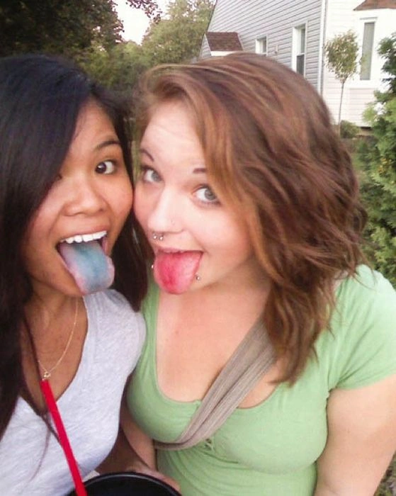 Дівчата з кольоровою мовою (60 фото) – фото 42