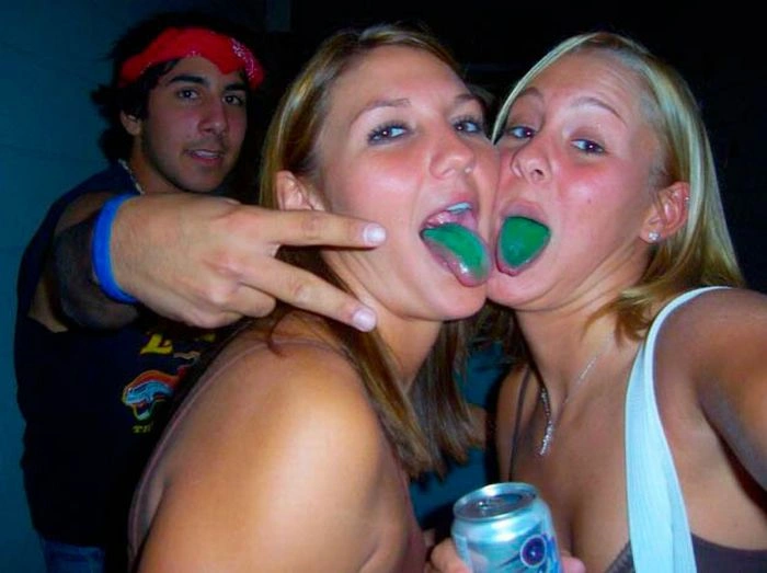 Дівчата з кольоровою мовою (60 фото) – фото 43