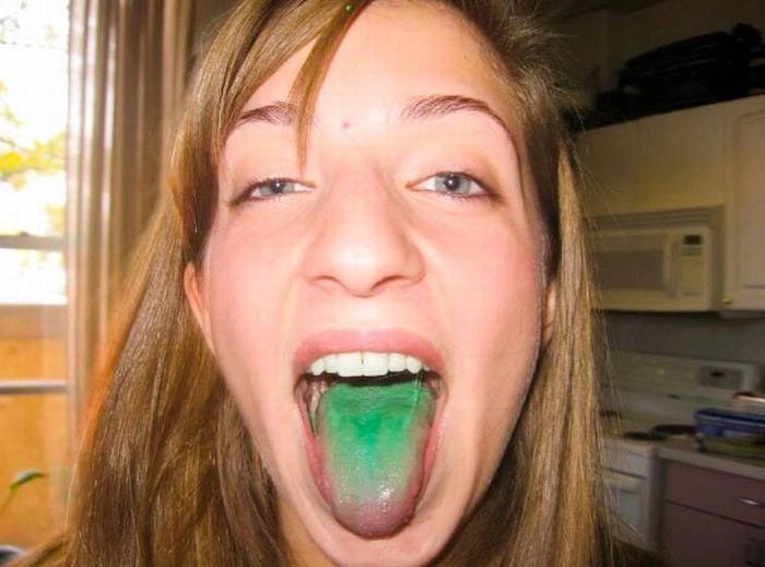 Дівчата з кольоровою мовою (60 фото) – фото 44