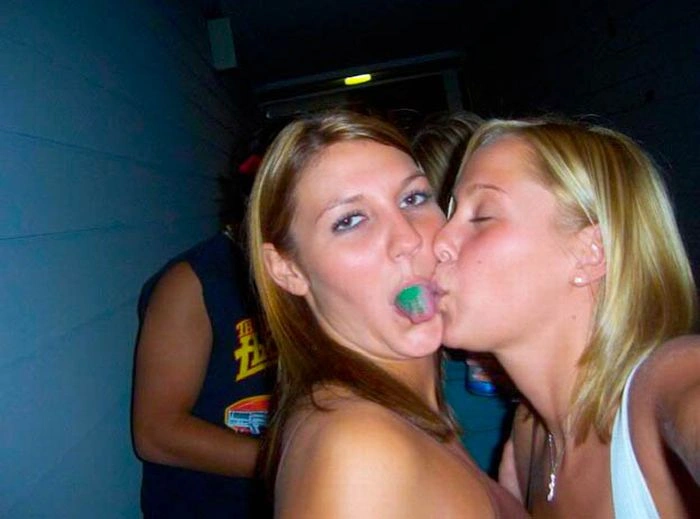 Дівчата з кольоровою мовою (60 фото) – фото 45