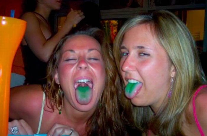 Дівчата з кольоровою мовою (60 фото) – фото 46