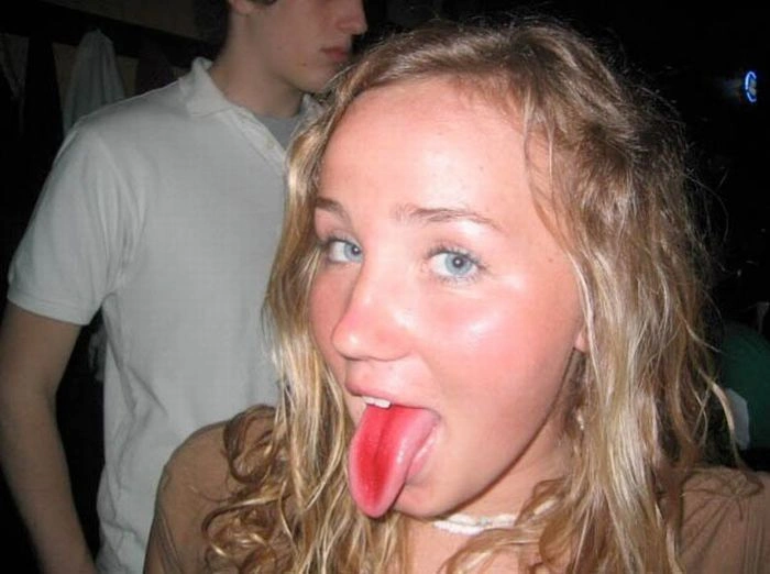 Дівчата з кольоровою мовою (60 фото) – фото 47