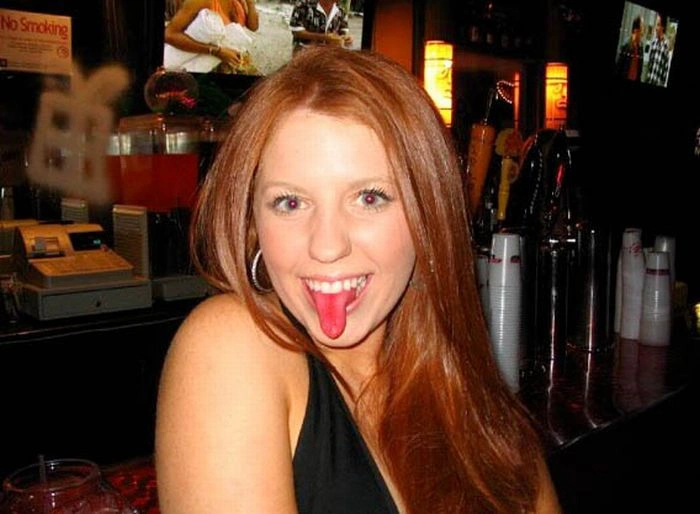 Дівчата з кольоровою мовою (60 фото) – фото 49