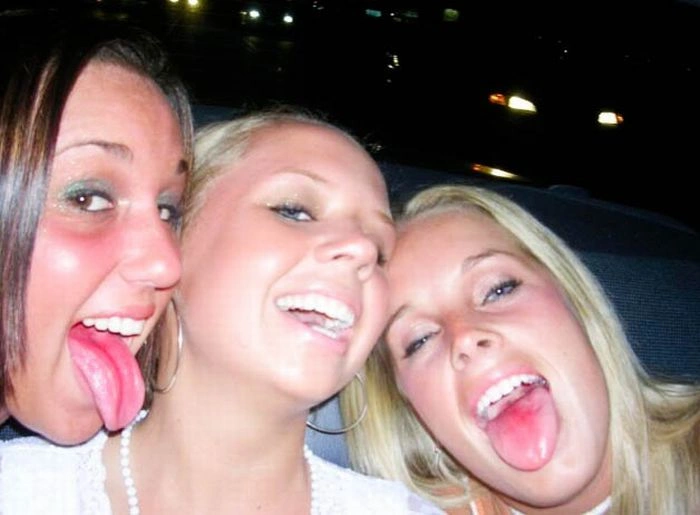 Дівчата з кольоровою мовою (60 фото) – фото 51