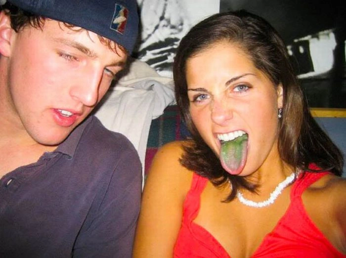 Дівчата з кольоровою мовою (60 фото) – фото 54