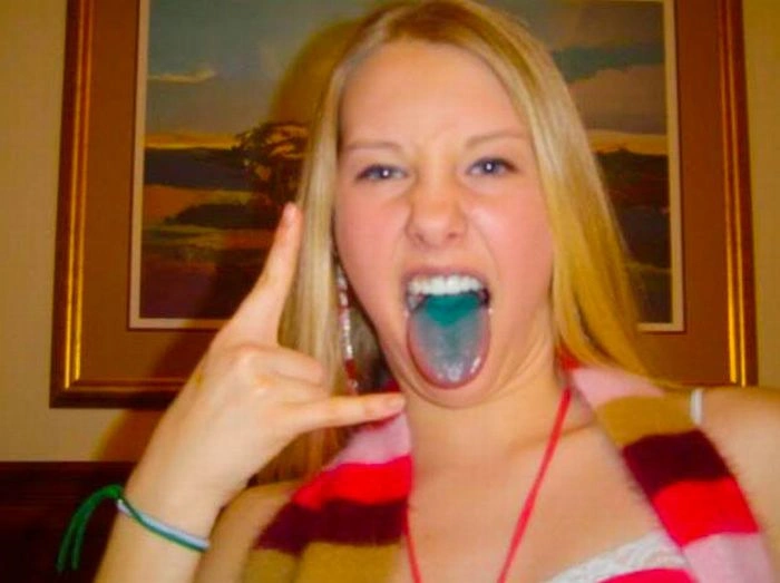 Дівчата з кольоровою мовою (60 фото) – фото 55