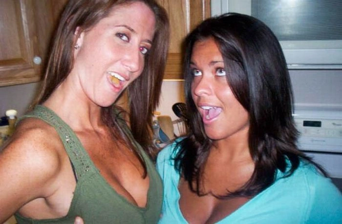 Дівчата з кольоровою мовою (60 фото) – фото 56