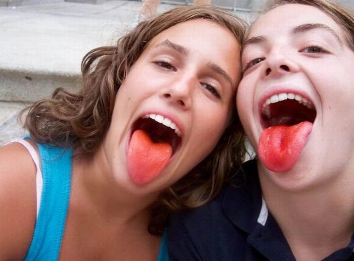 Дівчата з кольоровою мовою (60 фото) – фото 57