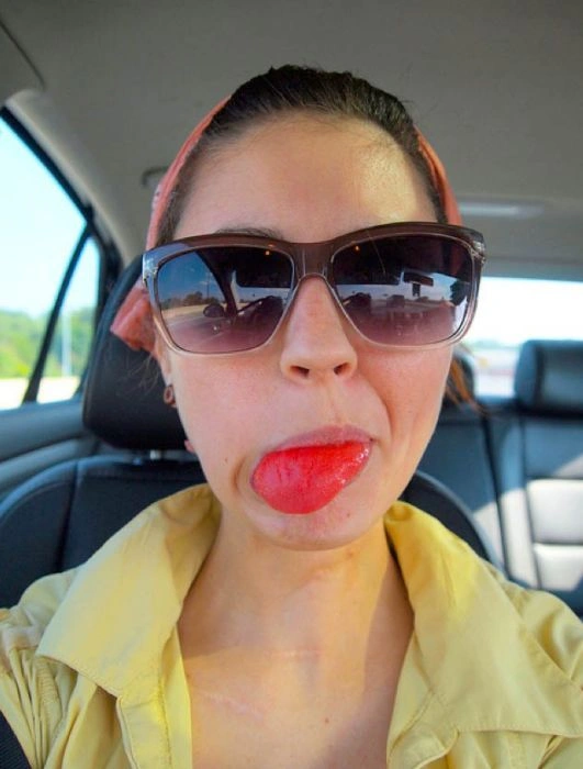 Дівчата з кольоровою мовою (60 фото) – фото 58