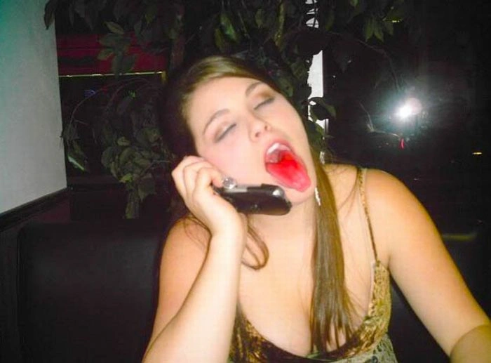 Дівчата з кольоровою мовою (60 фото) – фото 59