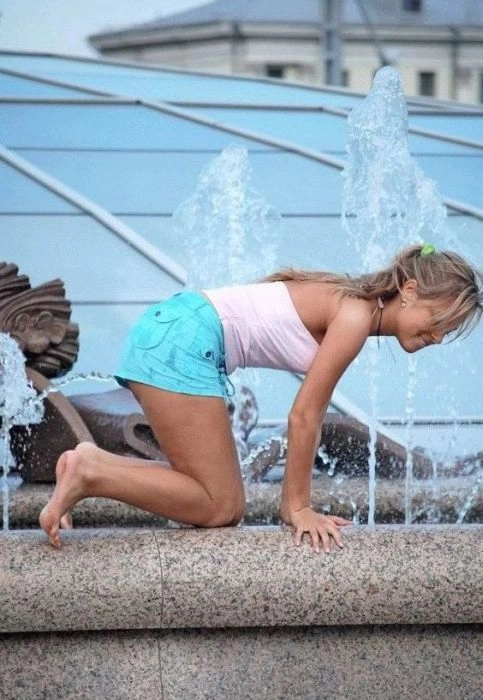 Дівчата та фонтани (34 фото) – фото 14