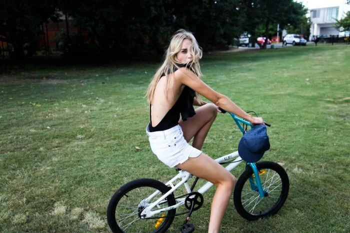 Гарні дівчата на велосипедах (110 фото) – фото 15