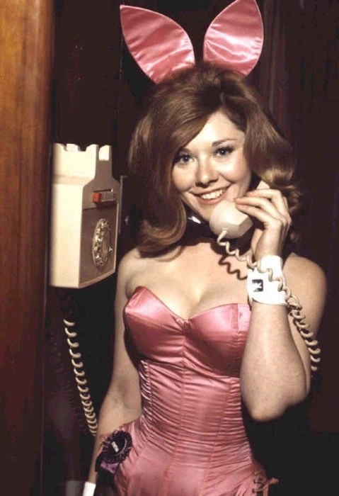 Зайчики Playboy 50 років тому і зараз (59 фото) – фото 38