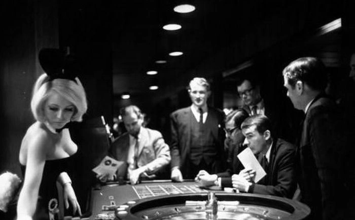 Зайчики Playboy 50 років тому і зараз (59 фото) – фото 59