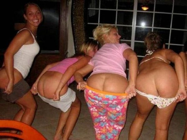 Дівчата показують сраку (56 фото) – фото 17