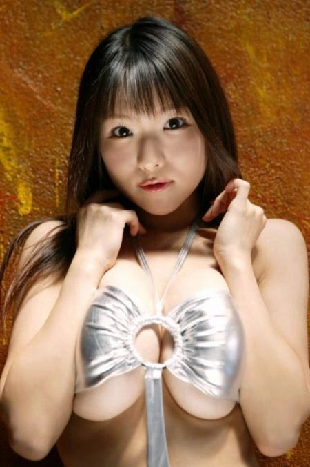 Азіатки з великими грудьми (59 фото) – фото 30