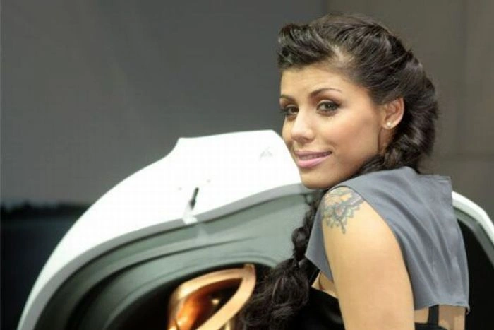 Дівчата з автосалону (90 фото) – фото 16