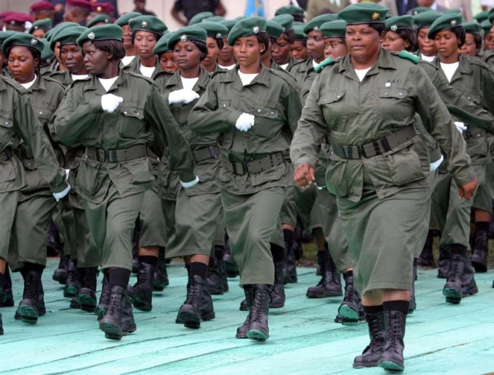 Дівчата в військовій формі (30 фото) – фото 14