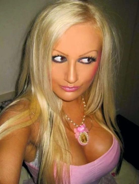 Дівчина, що заманічена красою ляльки Барбі (25 фото) – фото 16