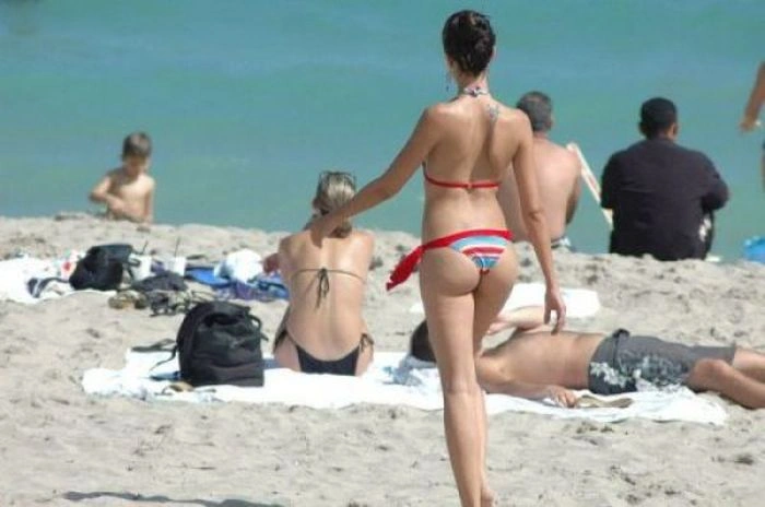 Літні дівчата в купальниках бікіні (52 фото) – фото 25