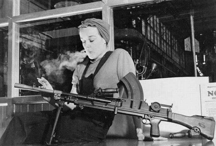 Дівчата зі зброєю (43 фото) – фото 26