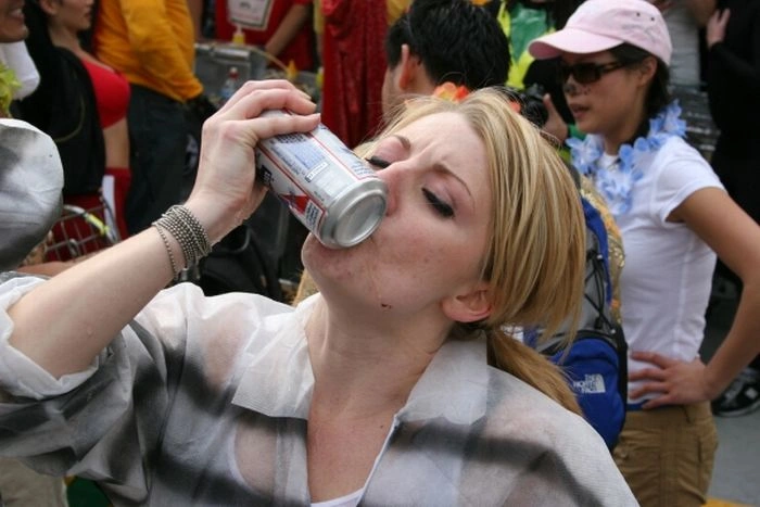 Дівчата швидко п'ють пиво (59 фото) – фото 4