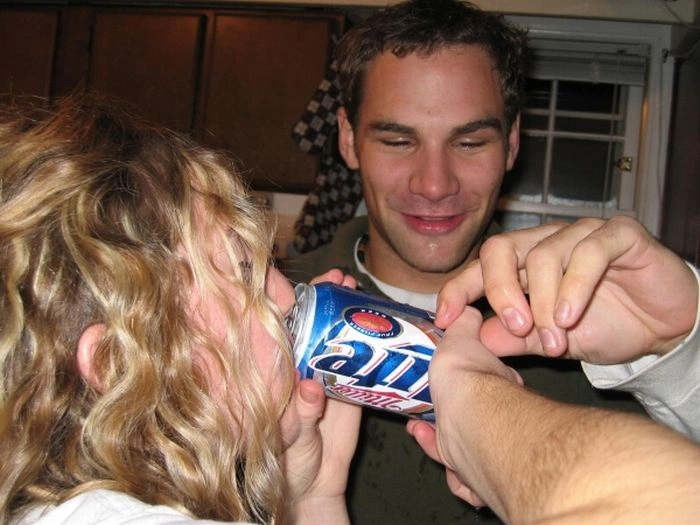 Дівчата швидко п'ють пиво (59 фото) – фото 5