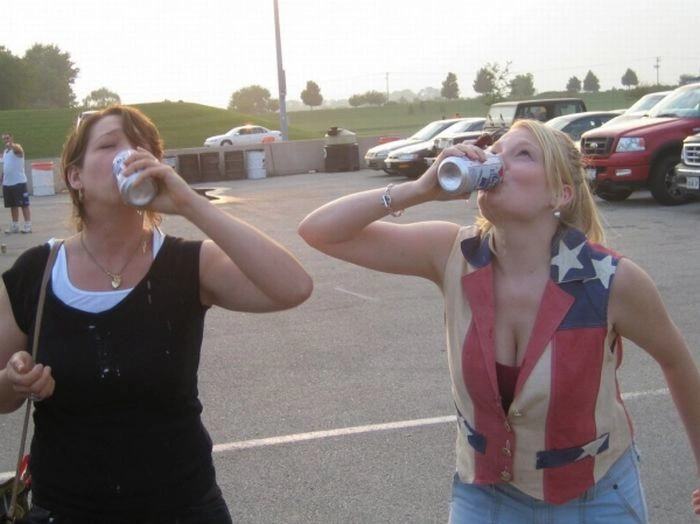 Дівчата швидко п'ють пиво (59 фото) – фото 14