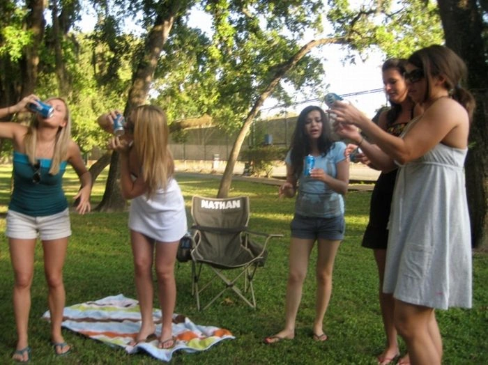 Дівчата швидко п'ють пиво (59 фото) – фото 17