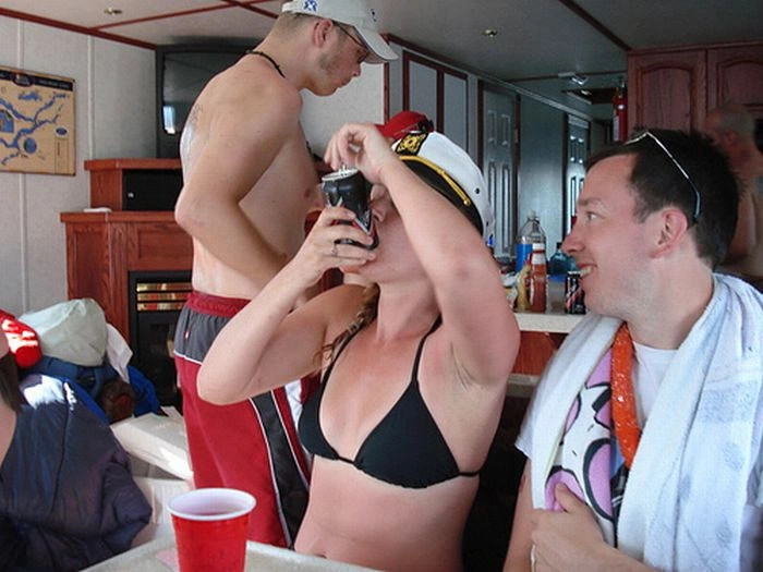 Дівчата швидко п'ють пиво (59 фото) – фото 18