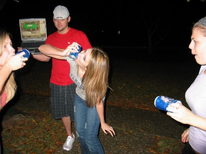 Дівчата швидко п'ють пиво (59 фото) – фото 19