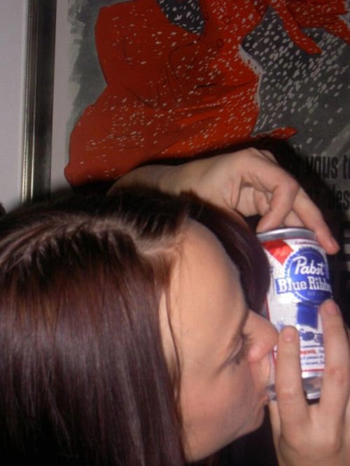 Дівчата швидко п'ють пиво (59 фото) – фото 24