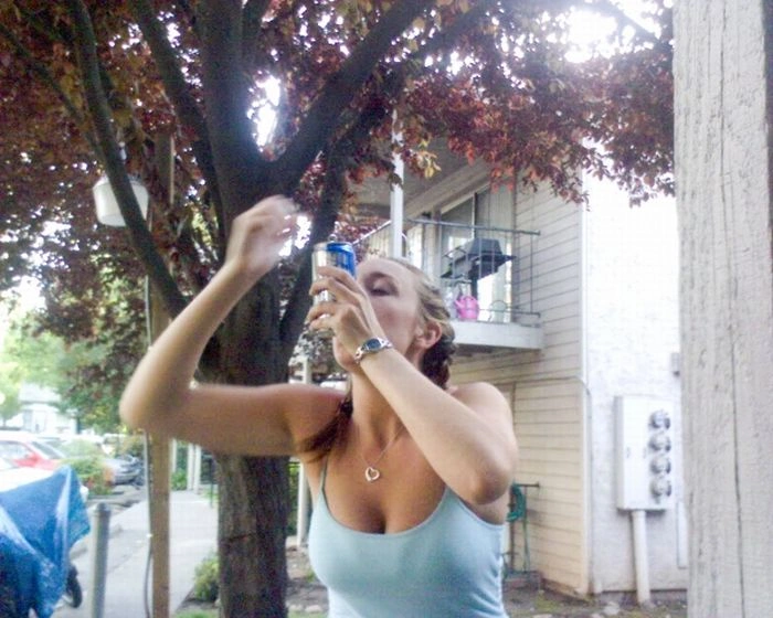 Дівчата швидко п'ють пиво (59 фото) – фото 27