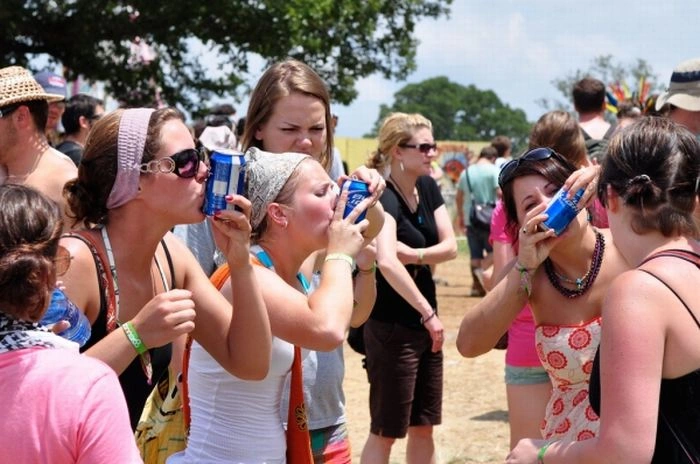 Дівчата швидко п'ють пиво (59 фото) – фото 32