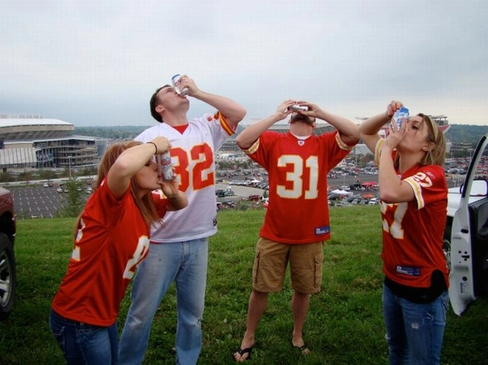 Дівчата швидко п'ють пиво (59 фото) – фото 36