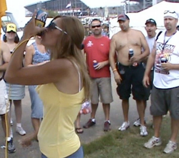 Дівчата швидко п'ють пиво (59 фото) – фото 37