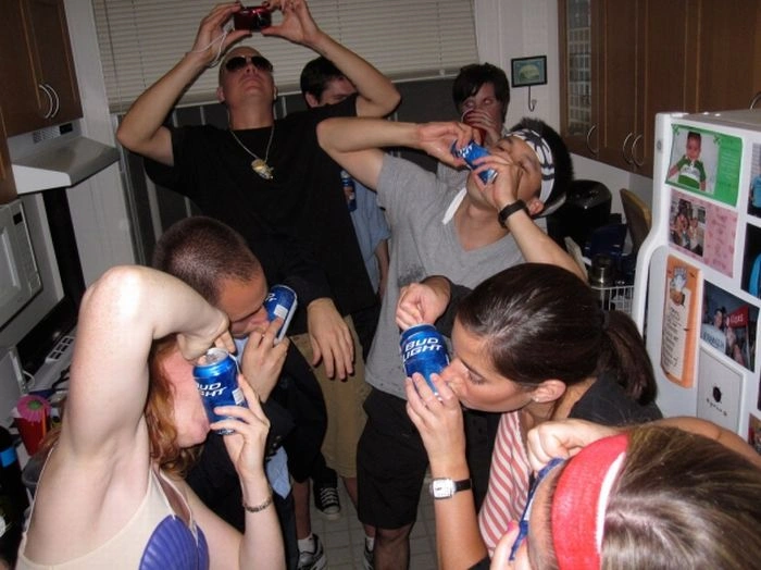 Дівчата швидко п'ють пиво (59 фото) – фото 48