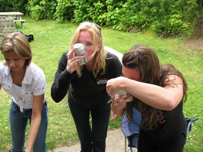 Дівчата швидко п'ють пиво (59 фото) – фото 50