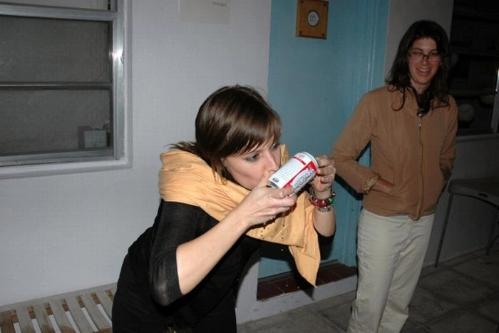 Дівчата швидко п'ють пиво (59 фото) – фото 51