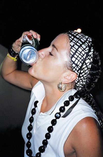 Дівчата швидко п'ють пиво (59 фото) – фото 52