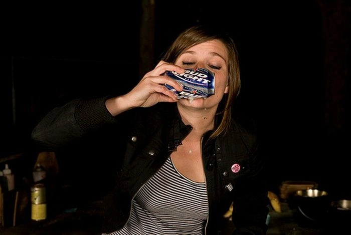 Дівчата швидко п'ють пиво (59 фото) – фото 54