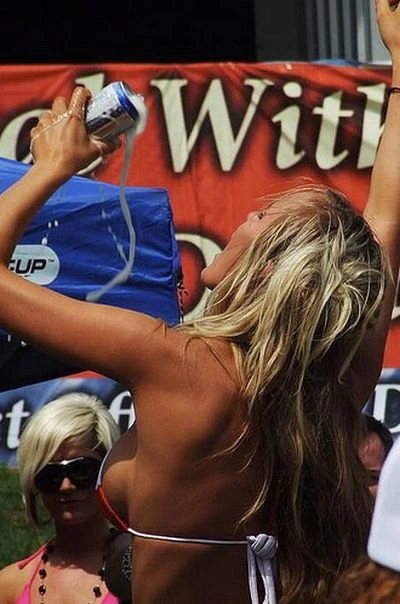 Дівчата швидко п'ють пиво (59 фото) – фото 56