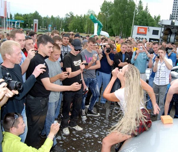 Автомийка у бікіні в Іжевську (19 фото) – фото 1