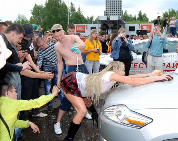 Автомийка у бікіні в Іжевську (19 фото) – фото 4