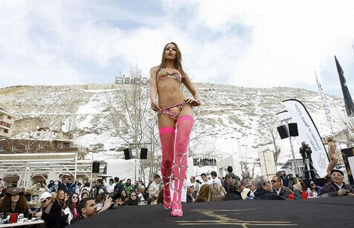 Дівчата в нижній білизні на лижному фестивалі (77 фото) – фото 7