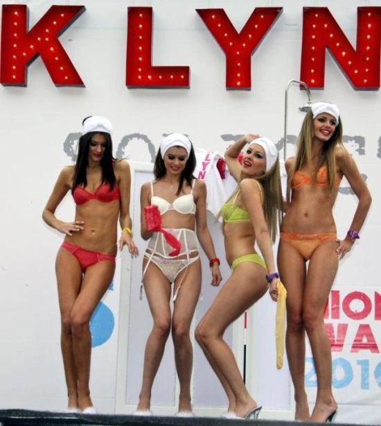 Дівчата в нижній білизні на лижному фестивалі (77 фото) – фото 14