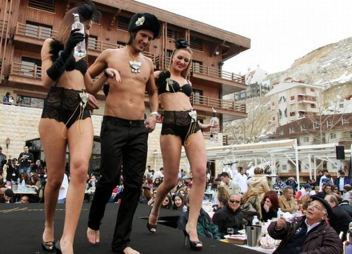 Дівчата в нижній білизні на лижному фестивалі (77 фото) – фото 16