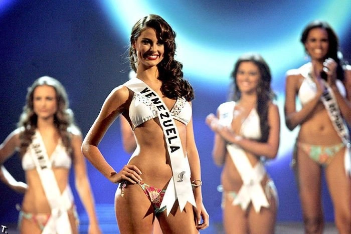 Міс Всесвіт-2009 Стефанія Фернандес (24 фото) – фото 22