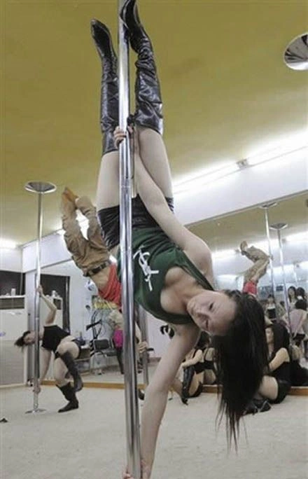 Школа стриптизу в Китаї (13 Зображень) – фото 2