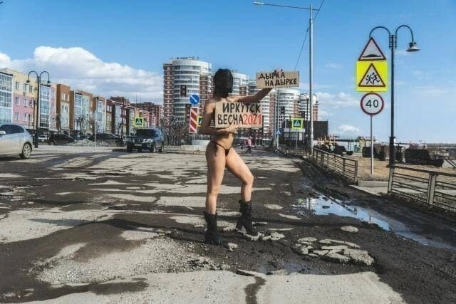 Дівчина з Іркутська роздягається, щоб привернути увагу до ям на дорогах (9 фото)